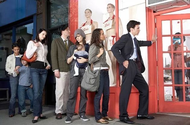 懒人的发展已经阻止不了啦：代驾、代购，连代人排队都火起来了……