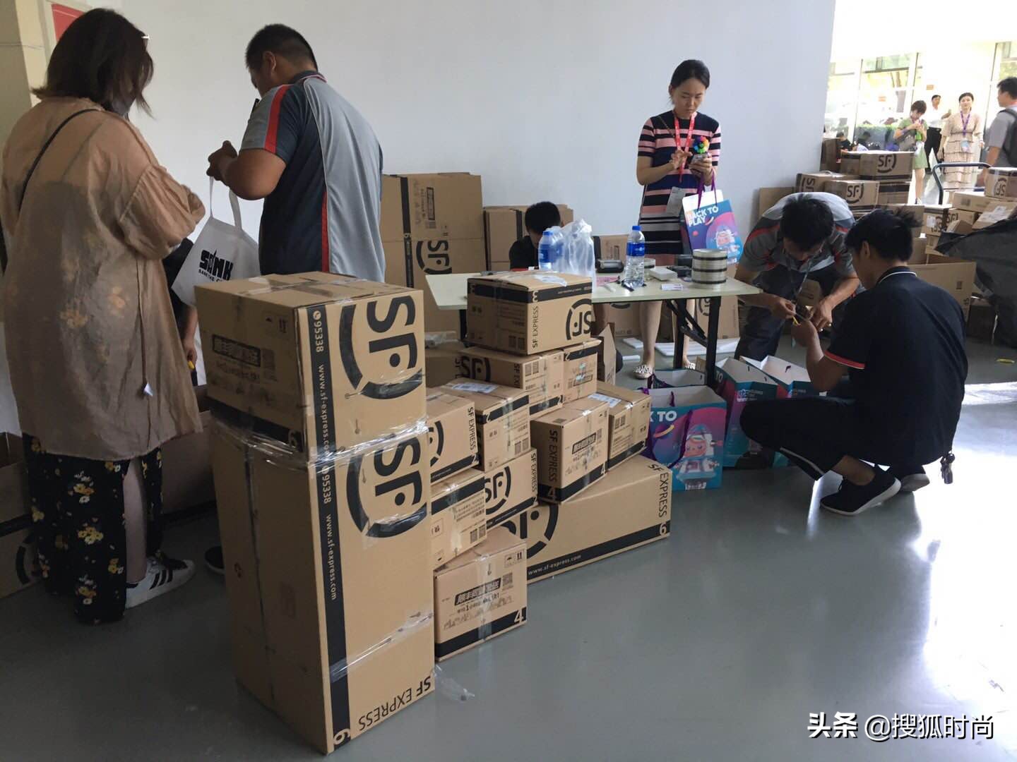 与其眼巴巴看黄晓明因玩具上热搜，不如跟我逛逛京城最潮玩具展