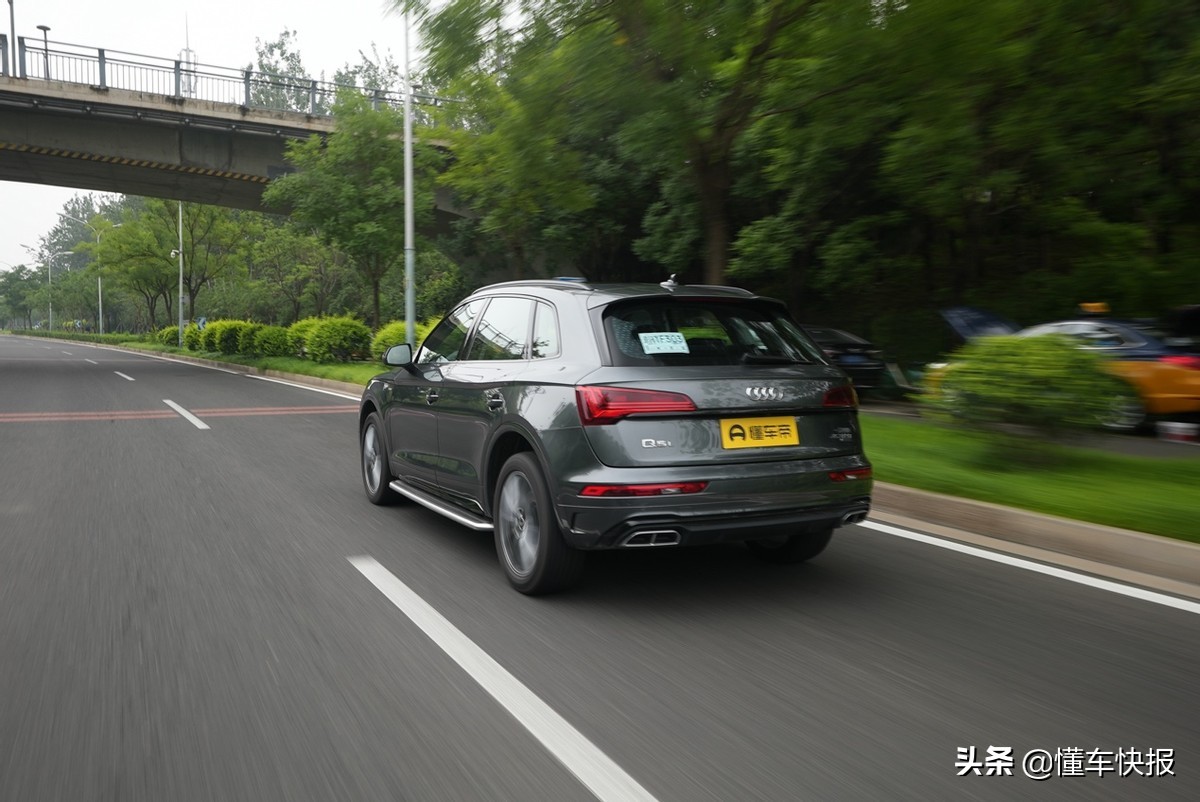 奥迪q5l2022款试驾视频第一视角,2023款奥迪q5时尚致雅黑白色对比