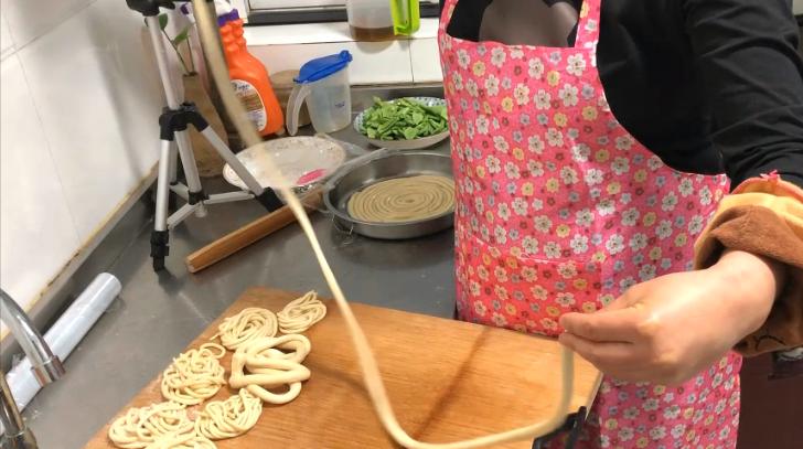 怎么在家做拉面最简单的方法,拉面怎么做好吃又简单学生版