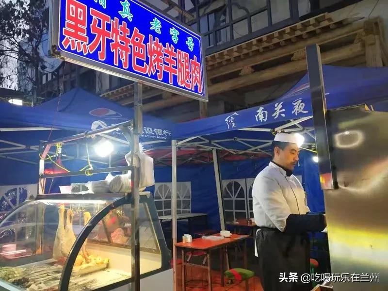 南关夜市这家烤肉，老板12岁出门打拼，烤肉就做了20多年