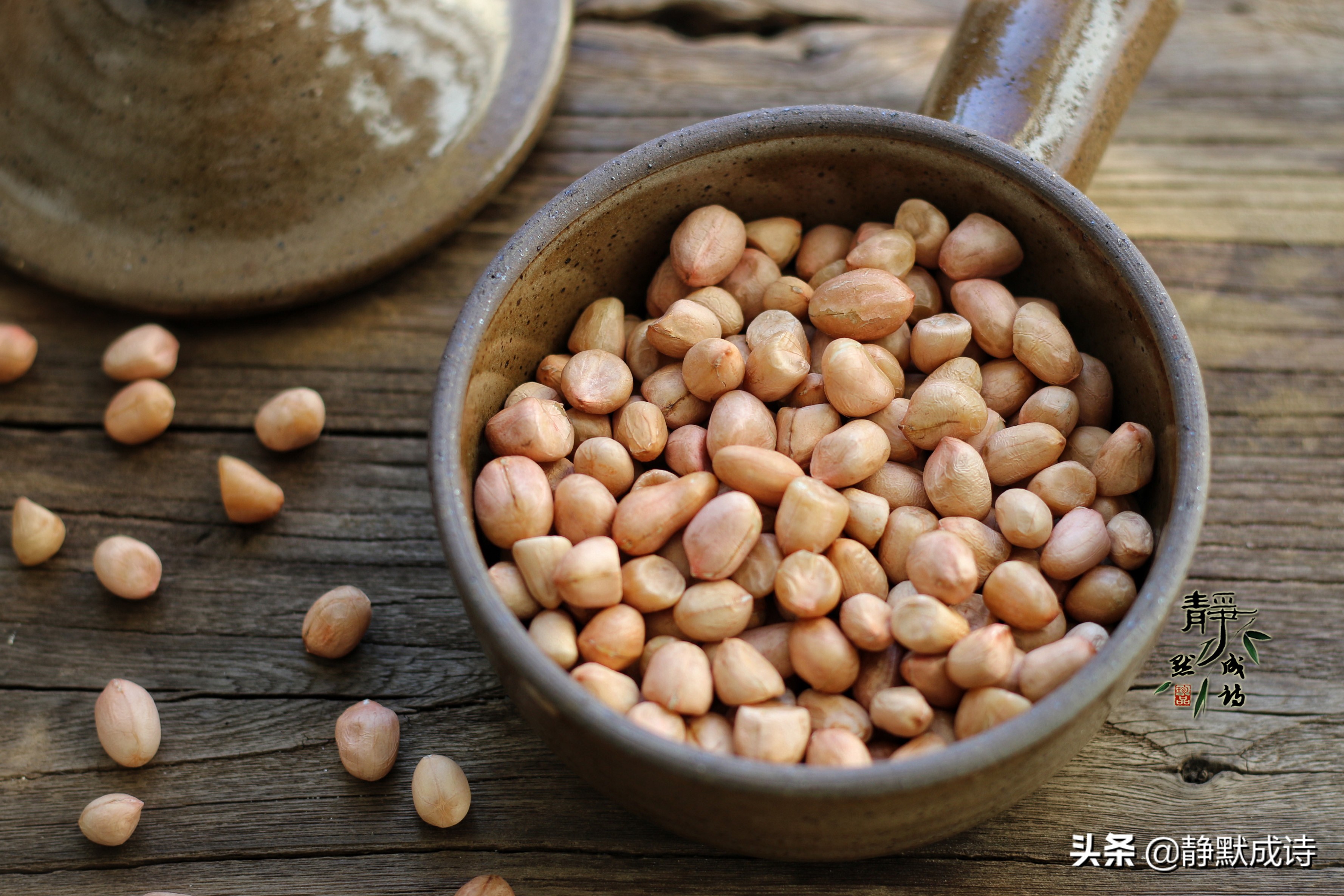 油炸花生米放了几天不脆了怎么办,油炸花生米返潮怎么用微波炉