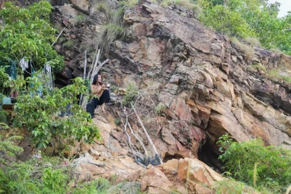 男子投资50万带老婆住山洞,48岁男子卖掉豪宅