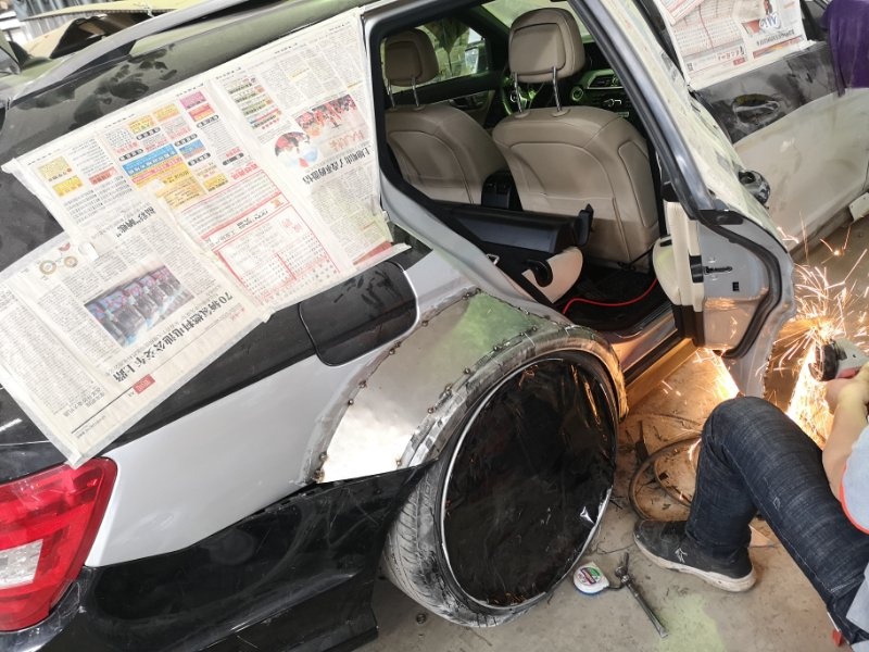 新款奔驰c200改装最帅效果,小县城越野改装店