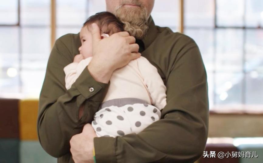 宝宝一放下就醒需要安抚奶嘴吗,宝宝一放下就要吃奶