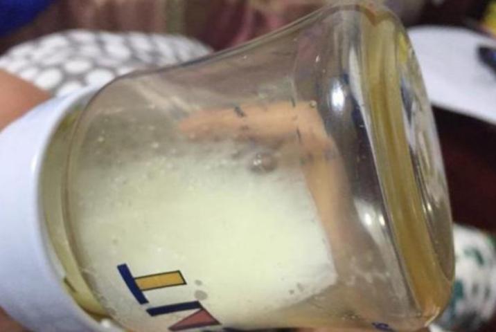 宝宝喝奶总是留下最后一点,小孩喝奶为啥每次都喜欢剩一点