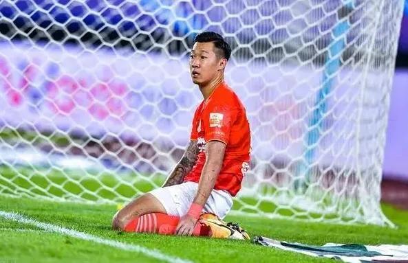 相形见绌！鲁能95小妖卖了2000万，恒大主力后腰却无人问津