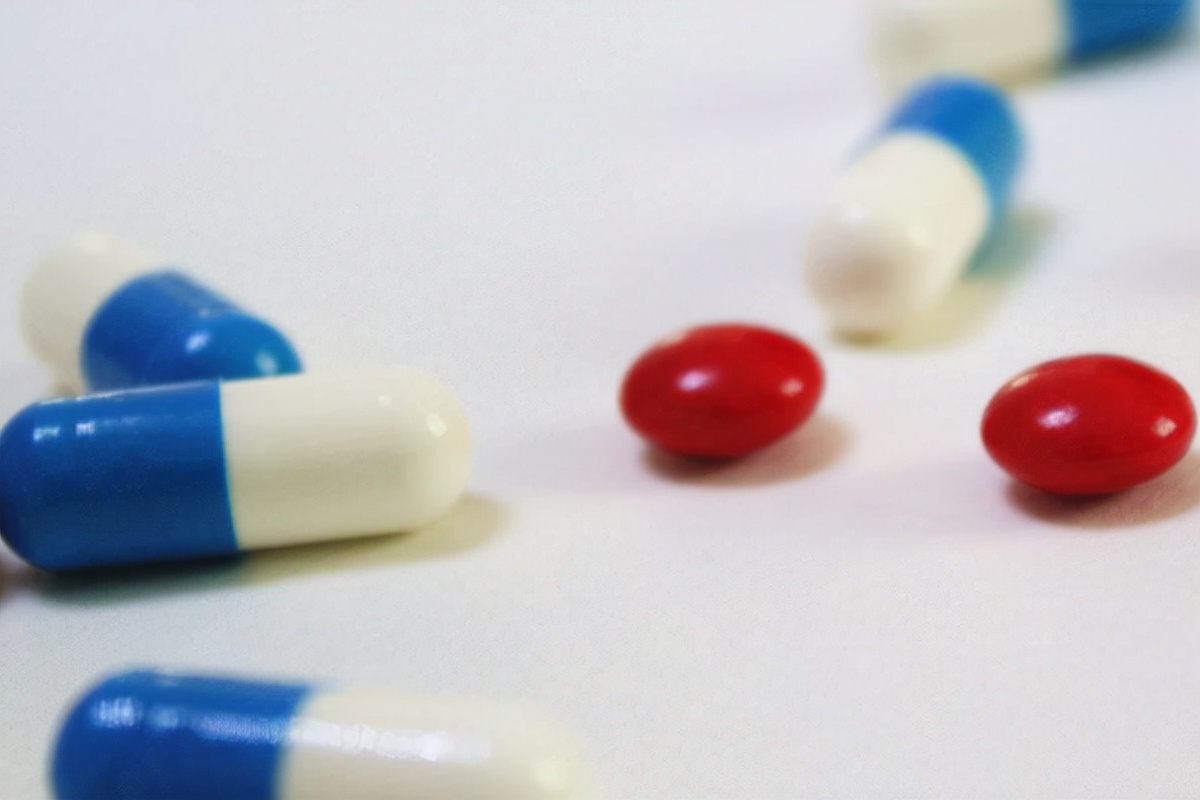 身上长红色的痘痘？有可能是毛囊炎和青春痘，教你如何预防