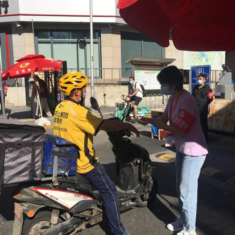 他们坚守在疫情防控一线,防控疫情他们在风雪中坚守