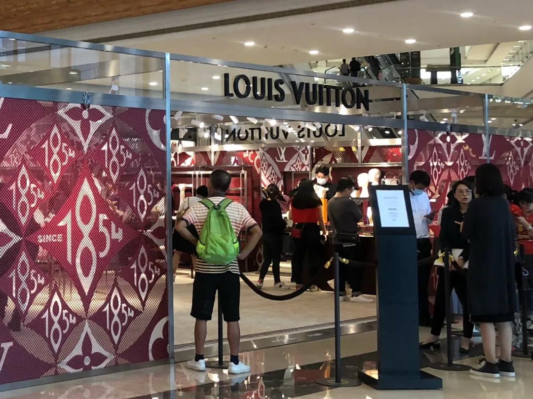 LV南宁开业的长队，原来经济不行的只有我
