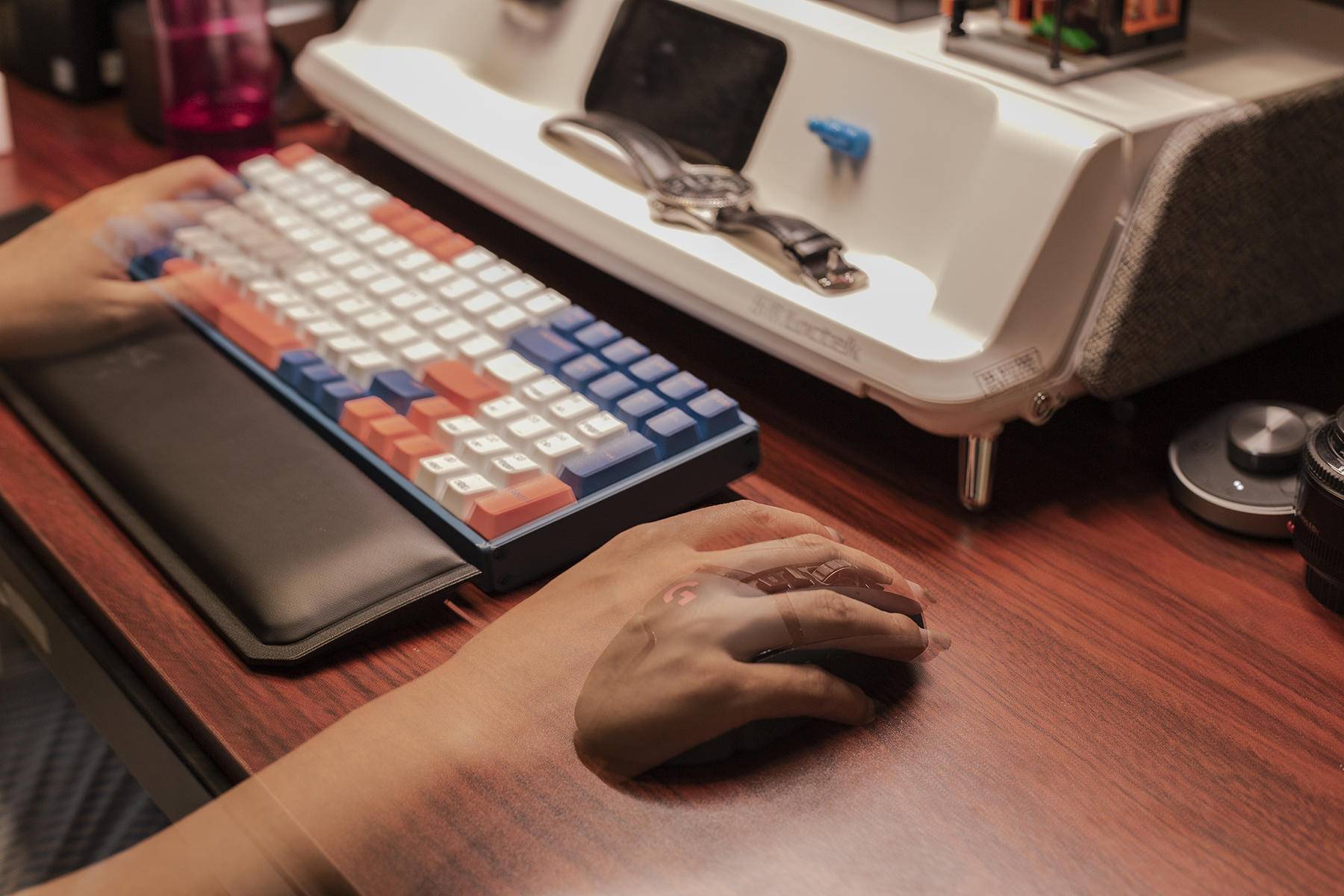 鼠标推荐罗技g502测评,血手幽灵鼠标es52pro对比罗技g502