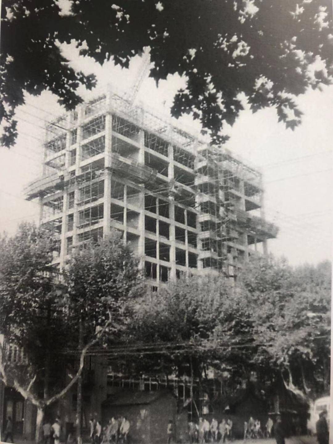 位列新街口“三店一场”的新华书店，有人曾用电视机票换一本书