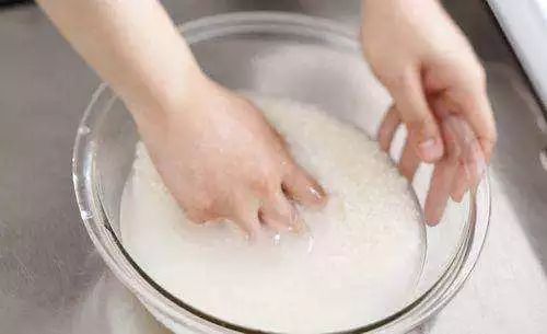 衣服黄渍洗白小窍门,衣服发黄别扔教你清洗妙招