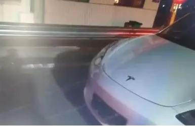 特斯拉高速上自动驾驶视频,特斯拉高速碰撞后正常行驶