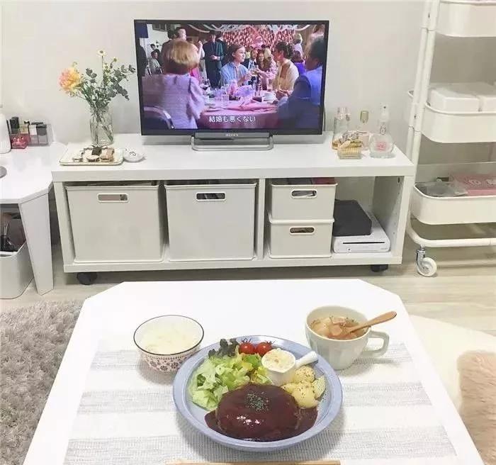 28岁郑爽卧室曝光引热议:“性冷淡”的人生,真的很爽