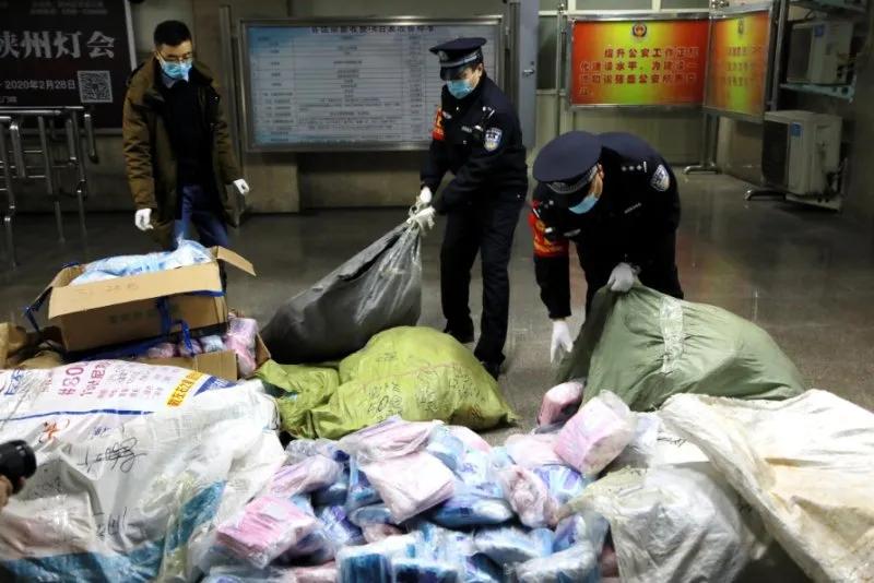 32万只假口罩即将被运走，好在铁警及时接到群众举报