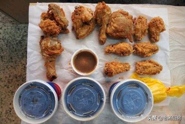 肯德基全家桶下面垫东西,肯德基全家桶里的白纸是真的吗