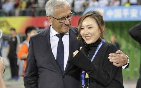 中国足坛最美的女老板,她把队徽纹在了大腿上