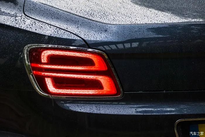 宾利飞驰对比迈巴赫s480气场,宾利飞驰街拍气场霸气视频