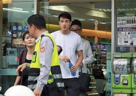 40岁的萧亚轩正式公布新恋情,萧亚轩最新微博公布恋情