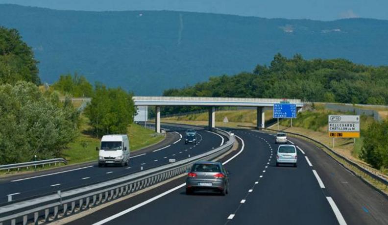 高速开车突然爆胎紧急处理,高速突然爆胎采取安全措施是什么