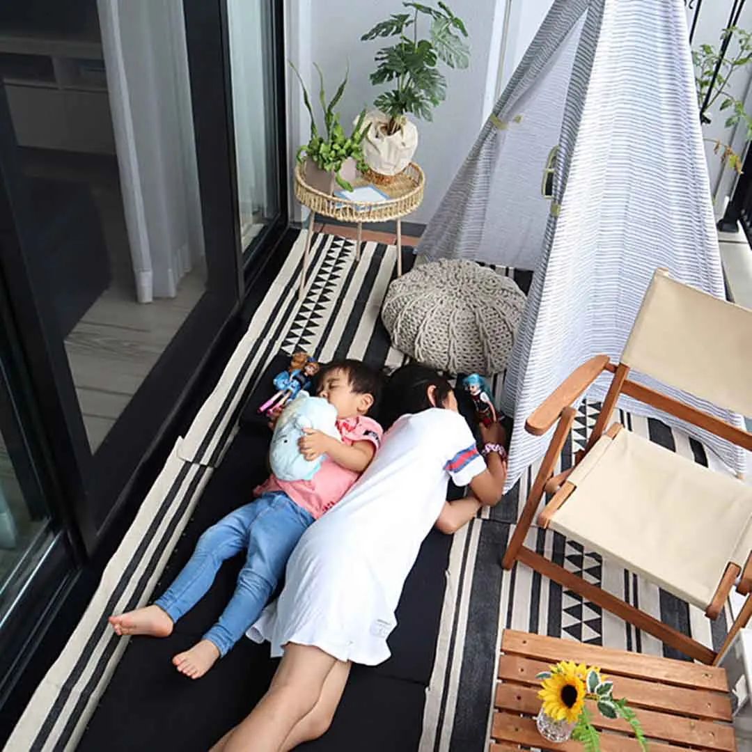 家里阳台怎么像露营感觉,阳台既能晾衣服也能当临时卧室