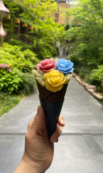 夏日的甜蜜诱惑:玫瑰花冰淇淋,盛开在夏日里的美味“花束”