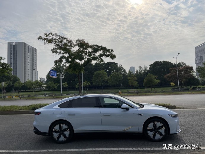 岚图追光舒适和运动模式区别,新车岚图商务车7座售价