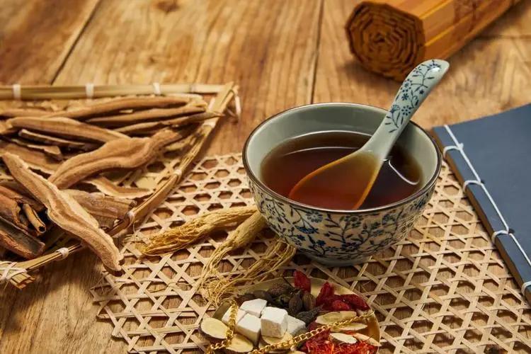 中医认为肛门瘙痒症的发病原因是什么？有何治疗建议？