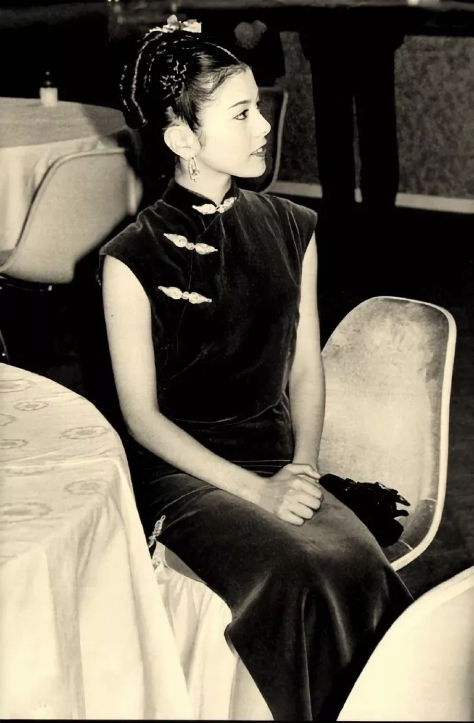 和山口百惠齐名，拥有盛世美颜却至今未嫁，首唱《夜来香》成经典