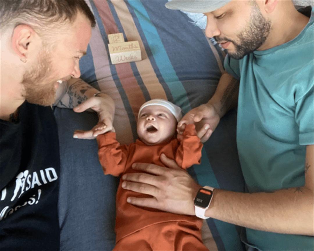 2020年，美国一男子自然怀孕生下男婴，竟不愿孩子叫自己“妈妈”