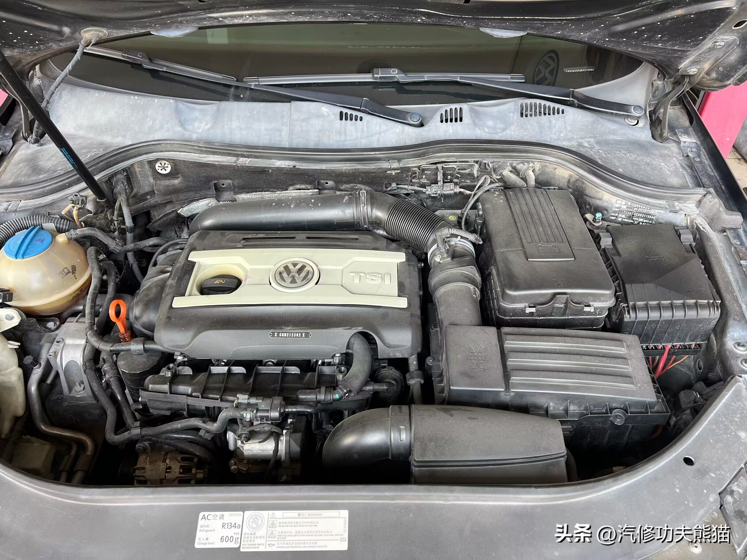 大众迈腾发动机漏油漏水吗,迈腾b72.0t发动机侧面漏油