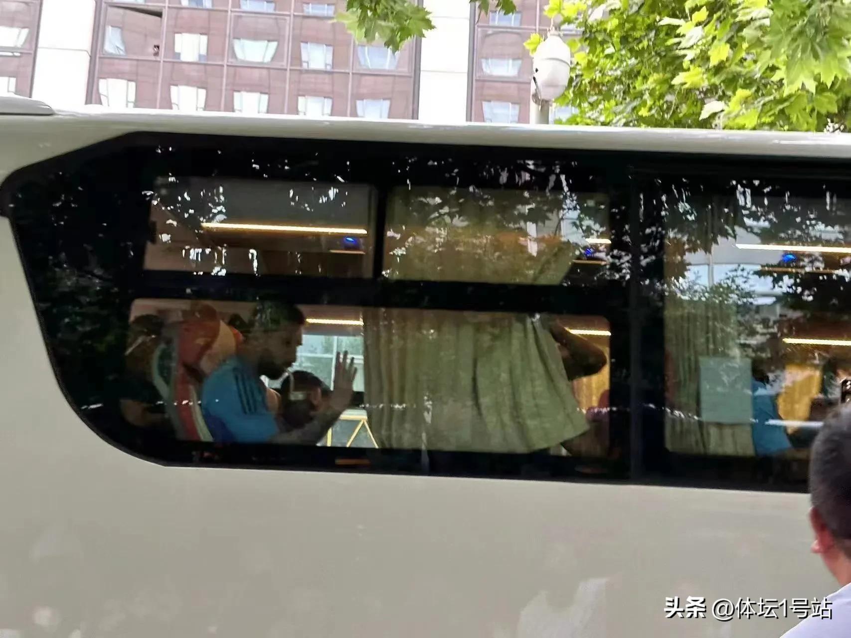 阿根廷球迷梅西吃饭,阿根廷粉丝冲进球场梅西的反应