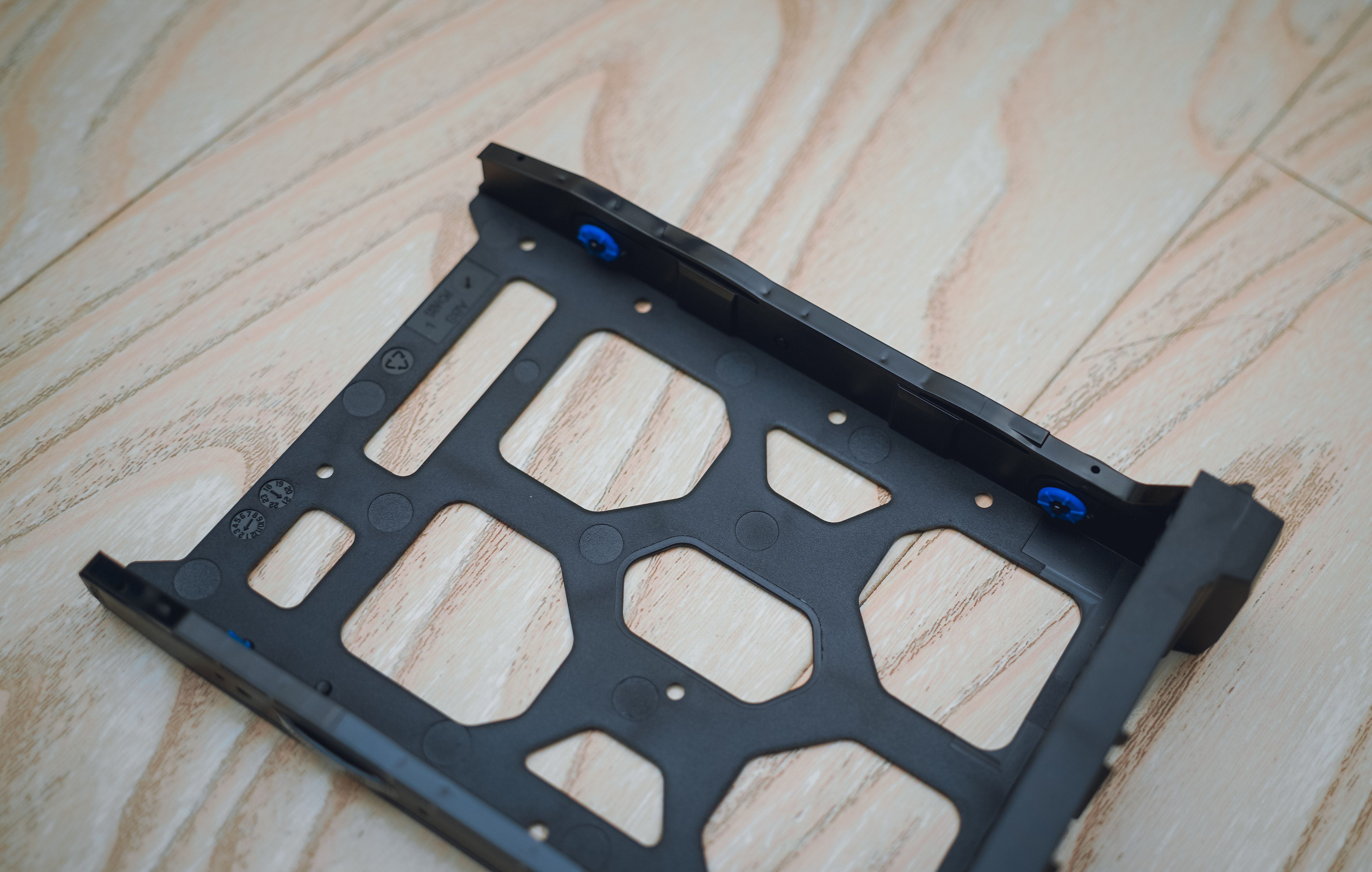 历史低价买到九盘位万兆NAS机皇：威联通TS-H973AX