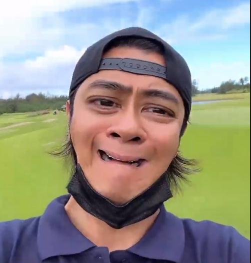 罗志祥在国外大街上搞怪,做各种滑稽的动作,疑似又开始放飞自我