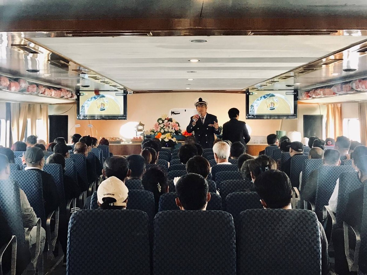 “海葬摆渡人”，被海景房开发商举报，在家属倒骨灰的桌上吃饭