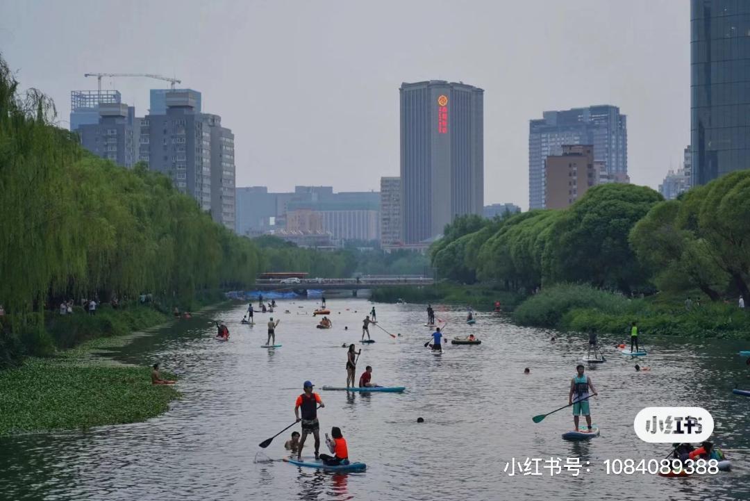 夏天过去了，护城河里没有出现一个划桨板的西安人