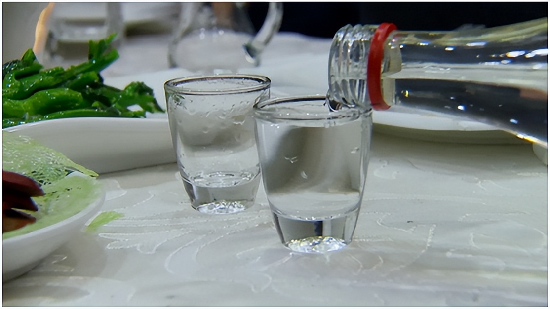 聚会桌上摆一堆红酒啤酒,酒桌上老是喝醉酒的是什么人