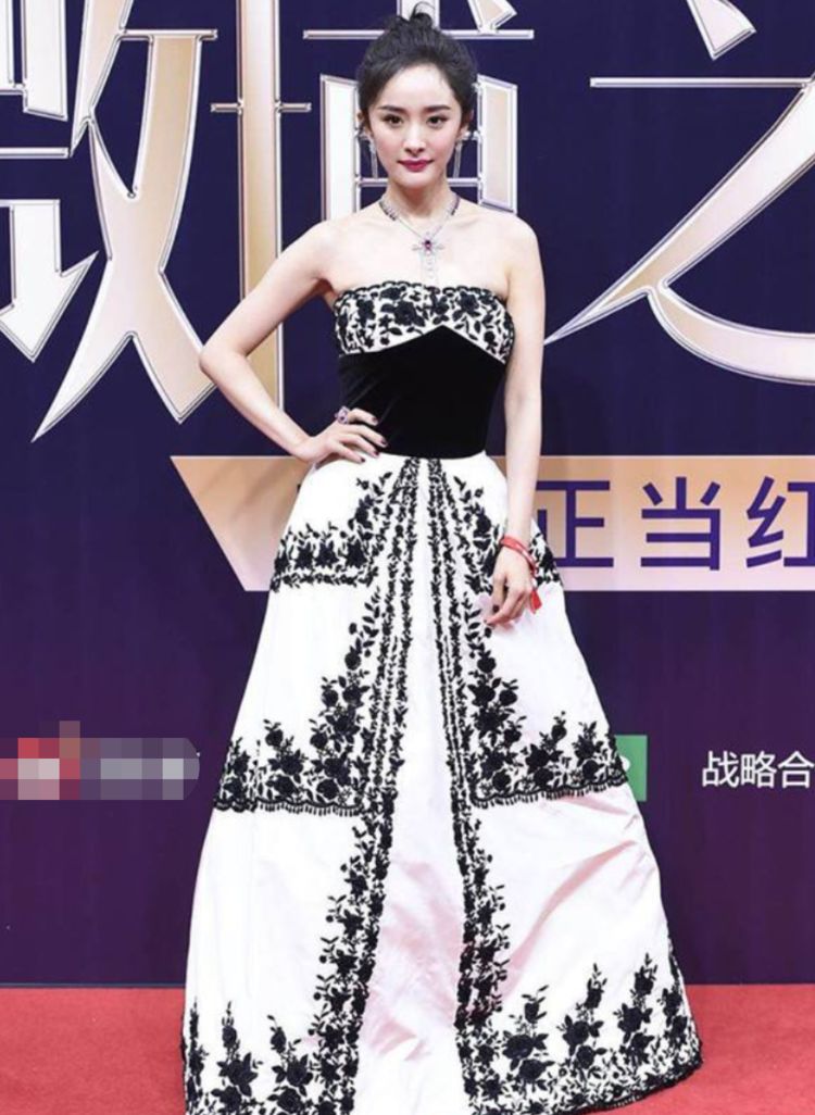 刘亦菲唐嫣穿衣打扮,刘亦菲唐嫣现代服装