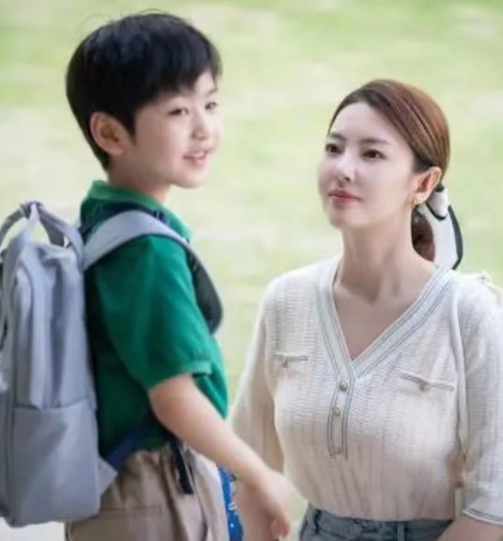 光鲜亮丽背后谁不是一地的鸡毛,光鲜亮丽的背后都是一地鸡毛