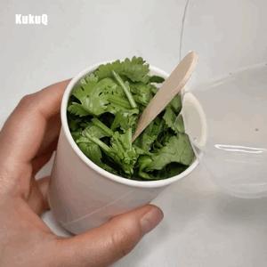 小狗给小狗撑伞表情包,小狗洗澡可爱超萌表情包