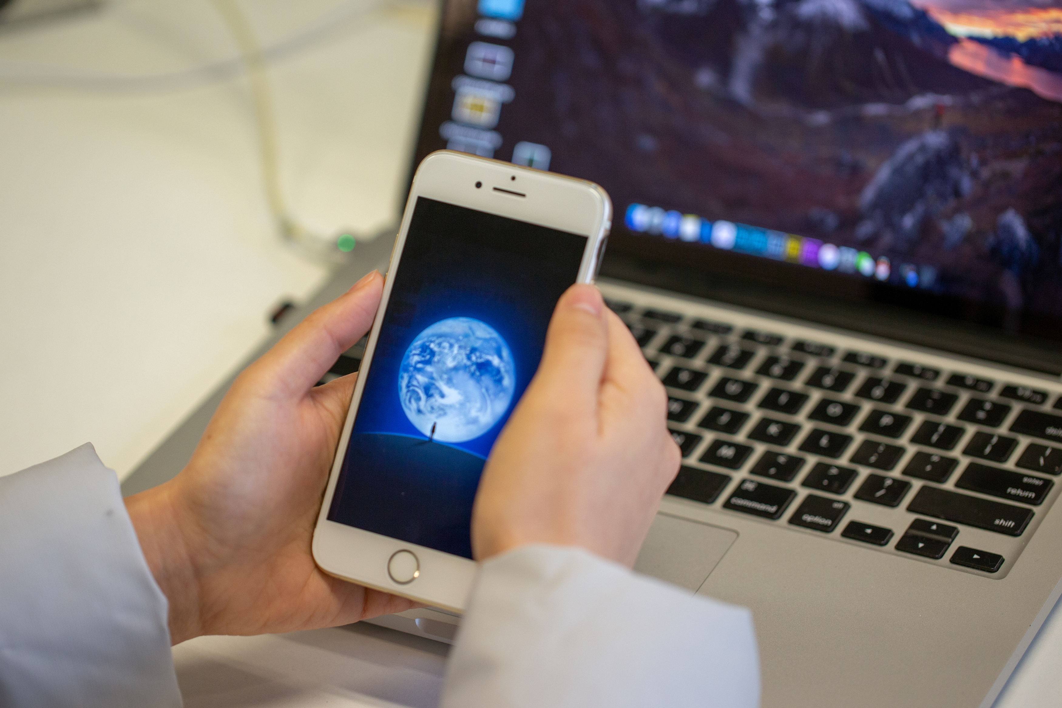 买卖微信号牟利，8人获刑又赔偿