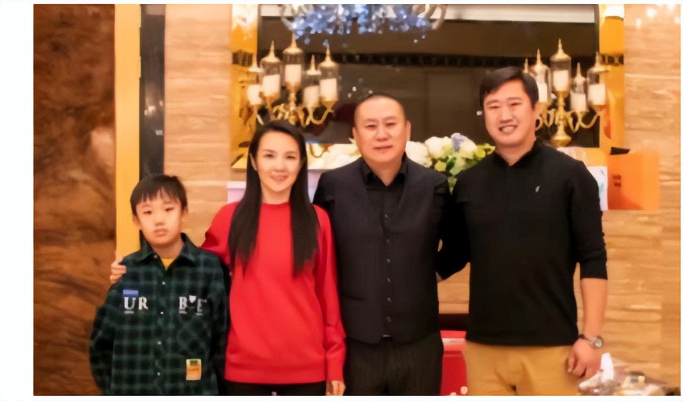 主持人管彤41岁嫁普通丈夫,著名主持人管彤结婚了吗