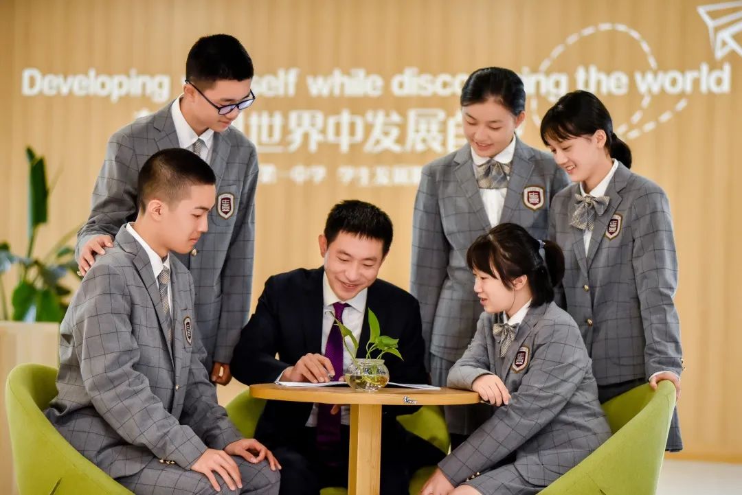 金苹果锦城一中，创办世界一流中学，做好受益终身的教育