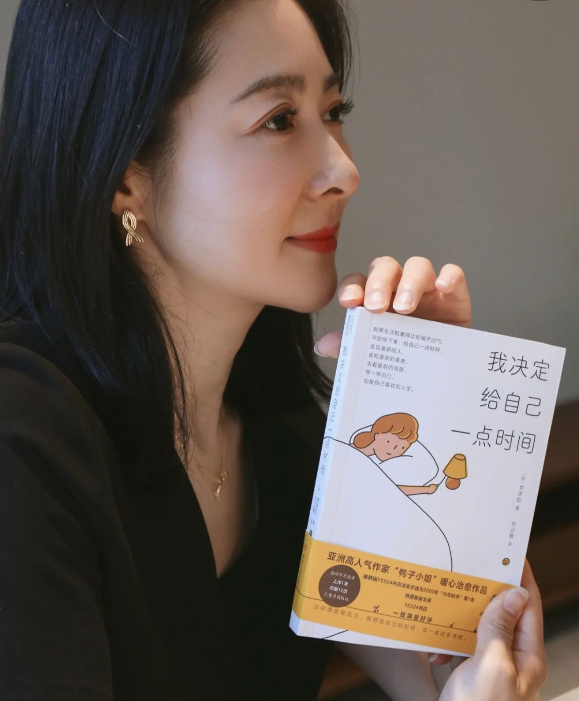 女生戴首饰是多戴还是少戴好看,女人戴首饰应该戴在左手还是右手