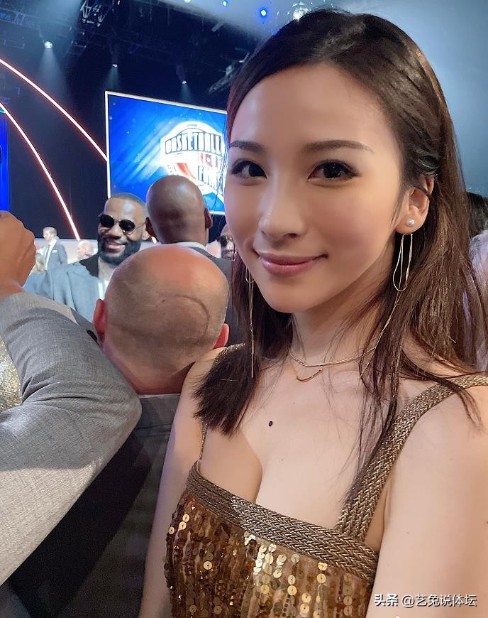 詹姆斯身边的背锅侠,湖人詹姆斯身后的美女