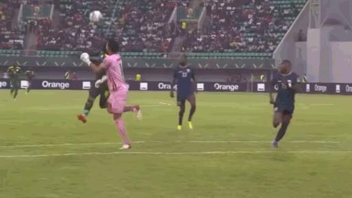 马内带伤出战,马内最新比赛视频