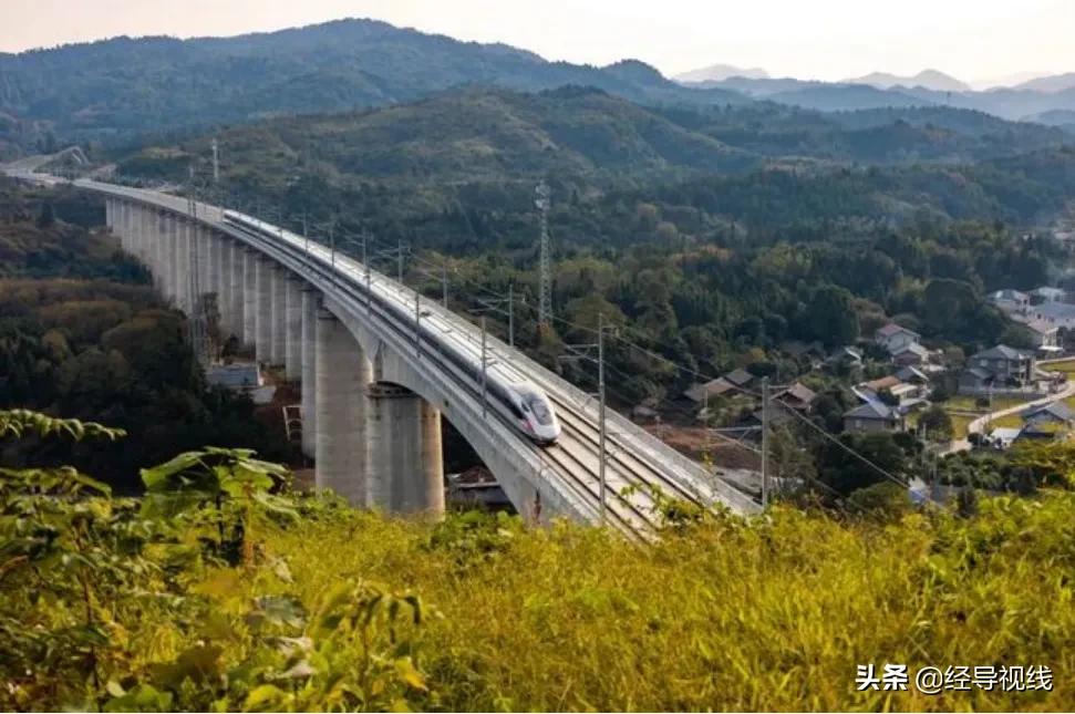 中国最大的县级高铁站凤凰古城站,最美扶贫高铁