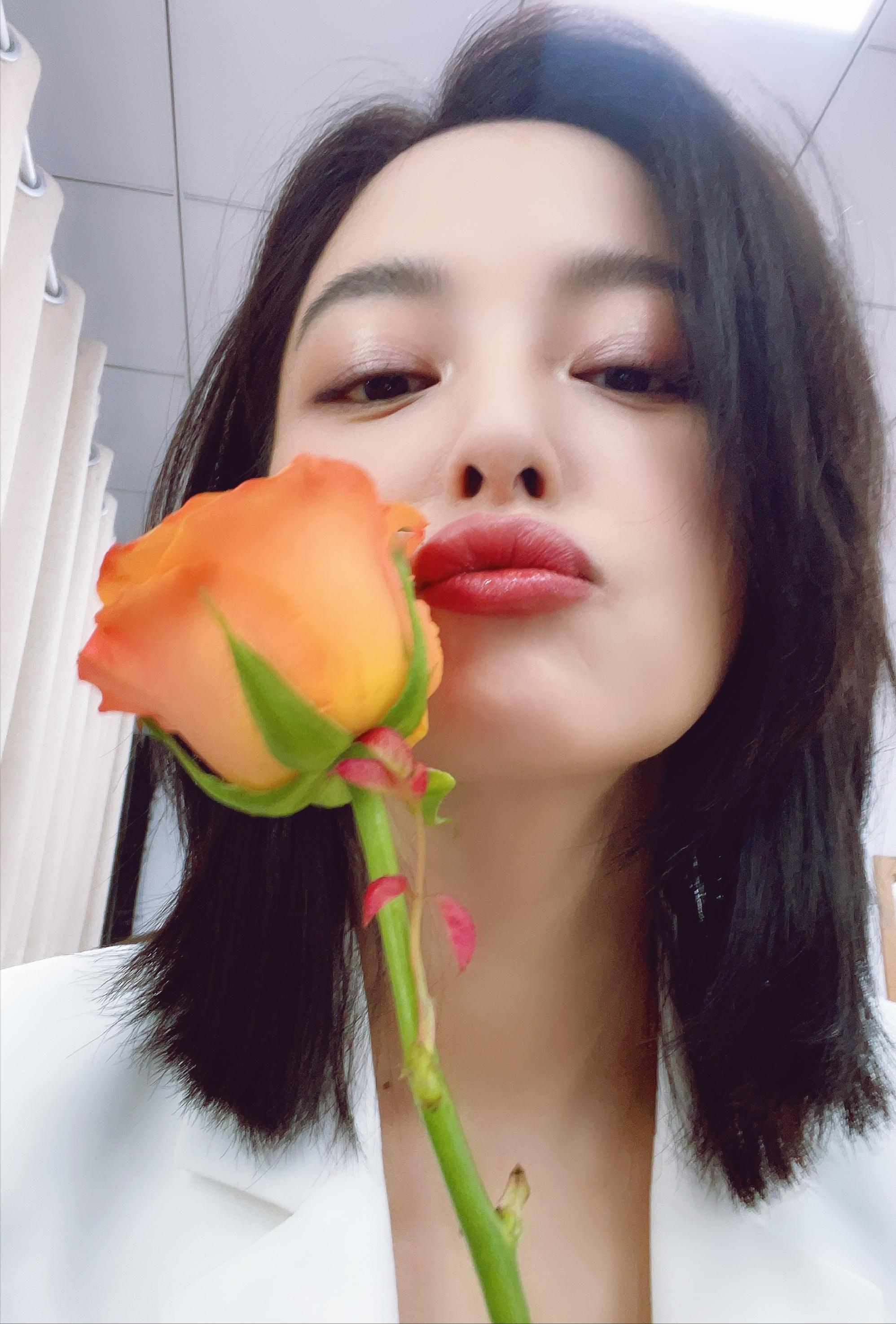 不是所有厚嘴唇都是香肠嘴！这5位女星嘴唇厚又性感，很有风韵