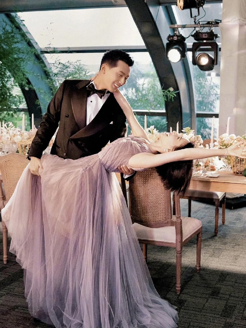 窦骁何超莲赌王合照,何超莲窦骁大婚戴的周大福首饰